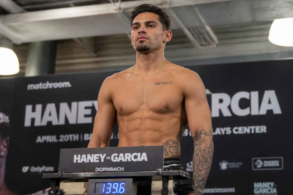 Ryan Garcia stoi na wadze podczas oficjalnego ważenia przed walką z Devinem Haneyem